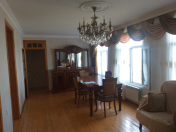 İcarəyə verilir 3 otaqlı 90 m2 həyət evi Səbail r.