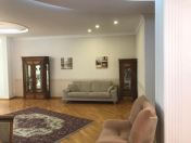 İcarəyə verilir 4 otaqlı 220 m2 yeni tikili 28 May m.