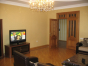 İcarəyə verilir 3 otaqlı 148 m2 yeni tikili 8 Noyabr m.