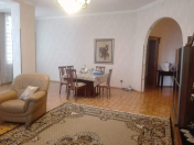 İcarəyə verilir 3 otaqlı 145 m2 yeni tikili 28 May m.