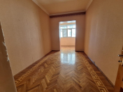 Satılır 2 otaqlı 60 m2 köhnə tikili Elmlər Akademiyası m.