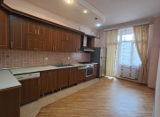 İcarəyə verilir 4 otaqlı 190 m2 köhnə tikili 28 May m.