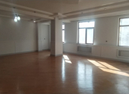 İcarəyə verilir 1 otaqlı 100 m2 ofis Nizami m.