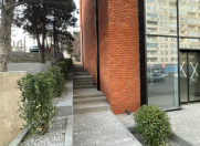 Satılır 10 otaqlı 1085 m2 obyekt 9 mkr