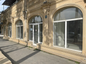 İcarəyə verilir 3 otaqlı 303 m2 obyekt Gənclik m.