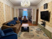 İcarəyə verilir 3 otaqlı 90 m2 köhnə tikili Şah İsmayıl Xətai m.