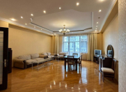 İcarəyə verilir 4 otaqlı 225 m2 köhnə tikili Sahil m.