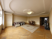 İcarəyə verilir 4 otaqlı 185 m2 yeni tikili Nizami m.