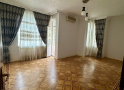 Satılır 8 otaqlı 390 m2 yeni tikili 28 May m.