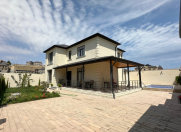 Satılır 5 otaqlı 4.5 m2 bağ evi Novxanı