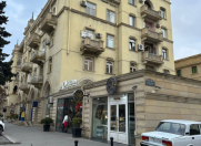 Satılır 4 otaqlı 180 m2 köhnə tikili Elmlər Akademiyası m.