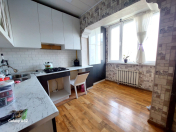 Satılır 3 otaqlı 85 m2 köhnə tikili Neapol dairəsi