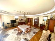 Satılır 4 otaqlı 180 m2 köhnə tikili Hüseyn Cavid parkı