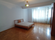 İcarəyə verilir 4 otaqlı 150 m2 köhnə tikili 8 Noyabr m.