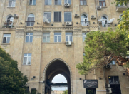 Satılır 3 otaqlı 100 m2 köhnə tikili Elmlər Akademiyası m.