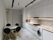 Satılır 3 otaqlı 175 m2 yeni tikili 28 May m.