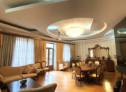 Satılır 4 otaqlı 205.5 m2 köhnə tikili Səbail r.