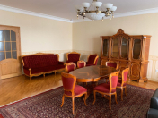 İcarəyə verilir 4 otaqlı 200 m2 yeni tikili Nizami m.