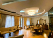 Satılır 4 otaqlı 200 m2 köhnə tikili Sahil m.