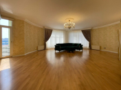 Satılır 4 otaqlı 200 m2 yeni tikili 28 May m.