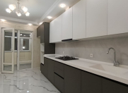 Satılır 4 otaqlı 105 m2 köhnə tikili Xalqlar Dostluğu m.