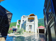 Satılır 6 otaqlı 450 m2 villa Qax