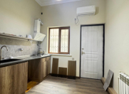 İcarəyə verilir 2 otaqlı 90 m2 köhnə tikili 28 May m.