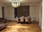 İcarəyə verilir 3 otaqlı 180 m2 yeni tikili Nizami m.