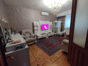 Satılır 3 otaqlı 100 m2 köhnə tikili Elmlər Akademiyası m.