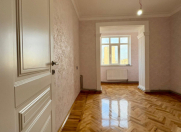 Satılır 4 otaqlı 110 m2 köhnə tikili Elmlər Akademiyası m.