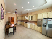 İcarəyə verilir 4 otaqlı 218 m2 yeni tikili Nizami m.