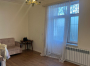 İcarəyə verilir 2 otaqlı 70 m2 köhnə tikili 28 May m.