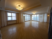 Satılır 4 otaqlı 216 m2 köhnə tikili 28 May m.