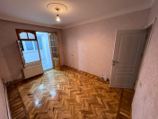 Satılır 4 otaqlı 110 m2 köhnə tikili Elmlər Akademiyası m.