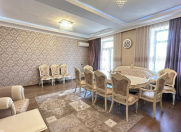 Satılır 4 otaqlı 140 m2 köhnə tikili Elmlər Akademiyası m.