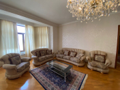 İcarəyə verilir 4 otaqlı 190 m2 yeni tikili Nizami m.