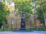 Satılır 3 otaqlı 110 m2 köhnə tikili Axundov bağı