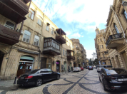 Satılır 4 otaqlı 180 m2 köhnə tikili Səbail r.