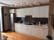 İcarəyə verilir 4 otaqlı 110 m2 köhnə tikili Gənclik m.