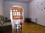 İcarəyə verilir 4 otaqlı 100 m2 köhnə tikili Şah İsmayıl Xətai m.