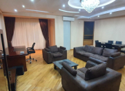 İcarəyə verilir 4 otaqlı 200 m2 yeni tikili Nizami m.