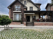 Satılır 10 otaqlı 600 m2 həyət evi Novxanı