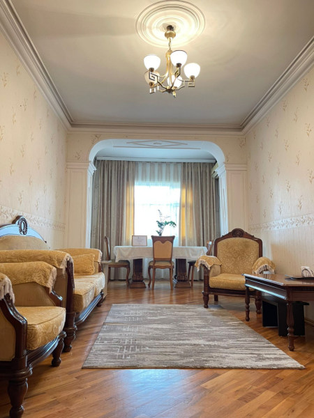 Satılır 3 otaqlı 75 m2 köhnə tikili Şah İsmayıl Xətai m.