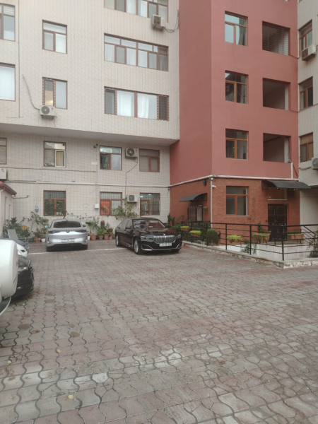 İcarəyə verilir 3 otaqlı 160 m2 yeni tikili 28 May m.