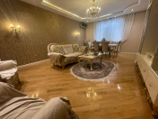Satılır 5 otaqlı 250 m2 yeni tikili 28 May m.