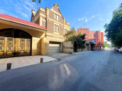 Satılır 14 otaqlı 870 m2 villa 8 Noyabr m.